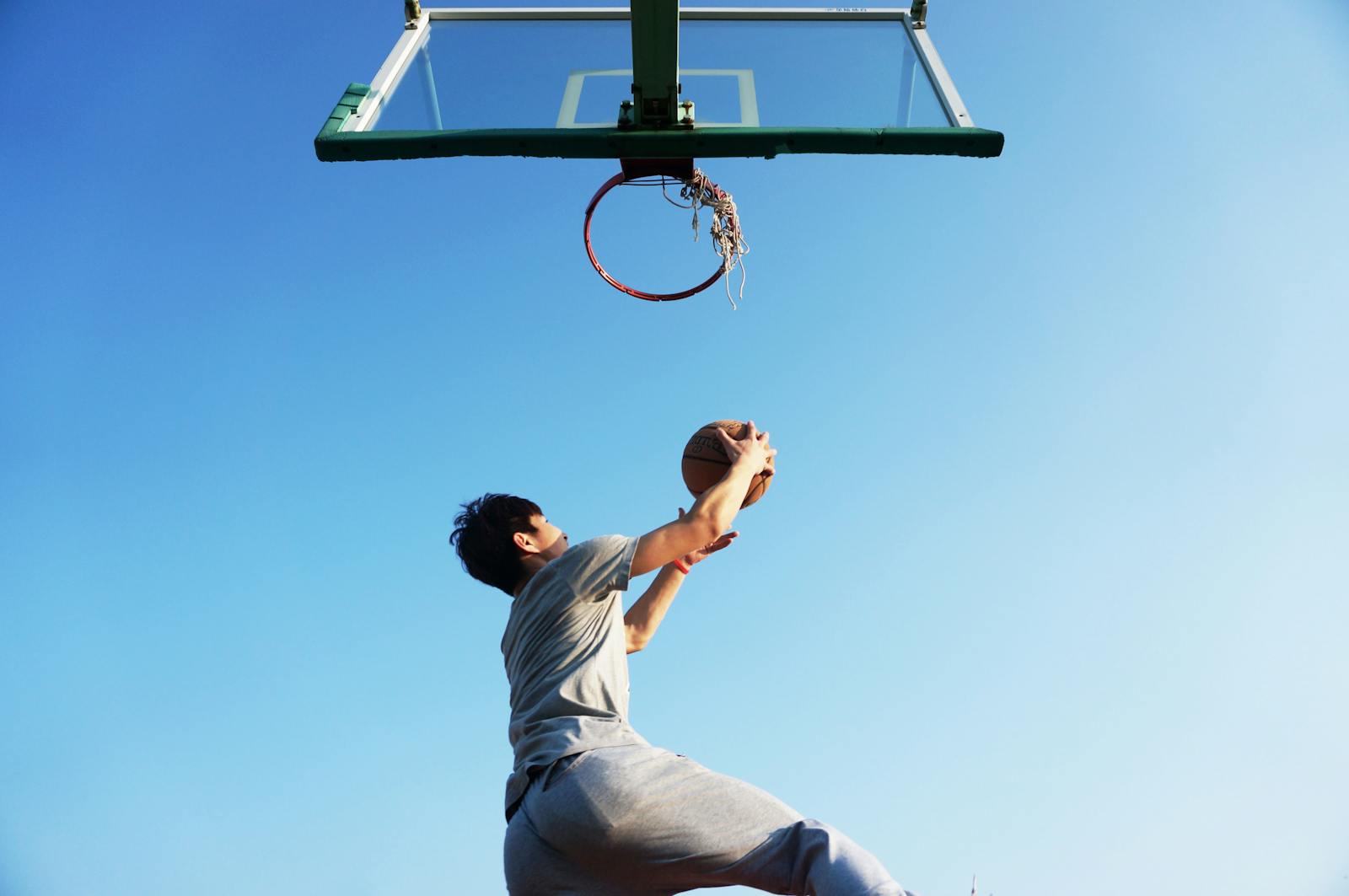 星空棋牌 — 篮球赛场扣篮瞬间